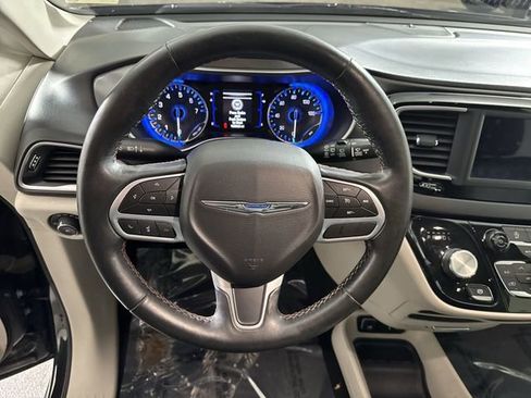 Used 2020 Chrysler Pacifica Touring-L image 10