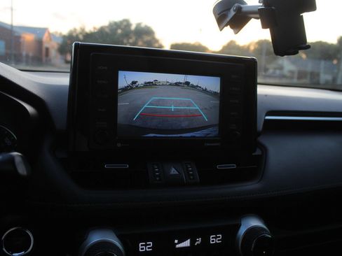 Used 2020 Toyota RAV4 XLE Premium FWD image 16