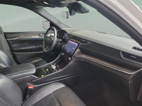 Used 2022 Jeep Grand Cherokee Overland w/ Luxury Tech Group IV image 11