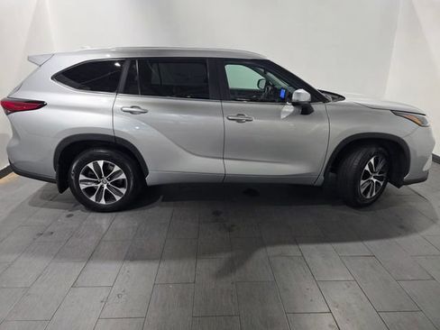 Used 2023 Toyota Highlander XLE AWD/4WD image 6