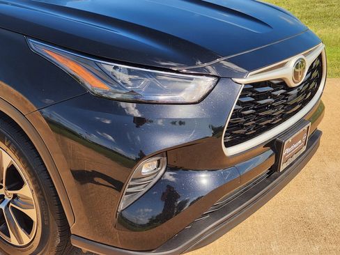 Used 2023 Toyota Highlander XLE FWD image 12