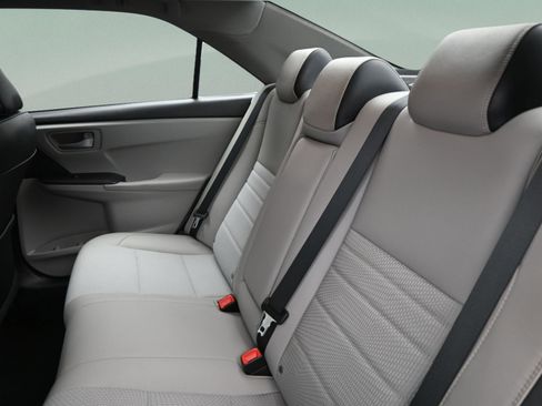 Used 2017 Toyota Camry SE w/ Moonroof Package FWD image 34