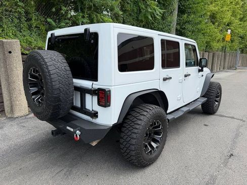 Used 2016 Jeep Wrangler Unlimited Sahara w/ Connectivity Group AWD/4WD image 9