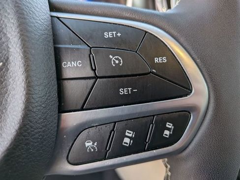 Used 2024 Chrysler Pacifica Touring-L image 17