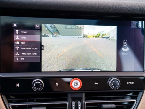 Certified 2025 Porsche Macan image 16