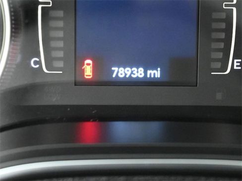 Used 2019 Jeep Cherokee Latitude w/ Cold Weather Group image 18