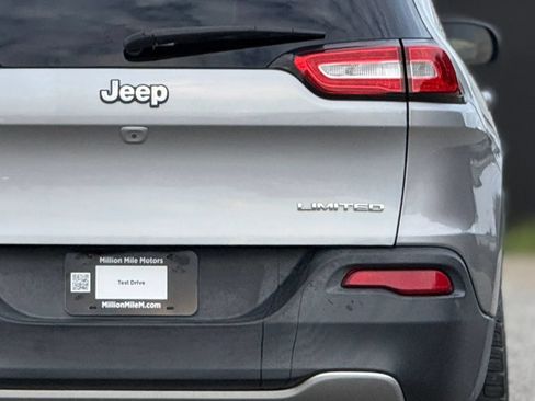 Used 2017 Jeep Cherokee Limited FWD image 14