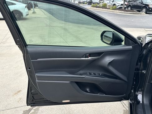 Used 2019 Toyota Camry SE FWD image 13