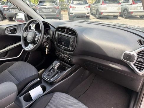 Used 2025 Kia Soul LX w/ LX Technology Package FWD image 17
