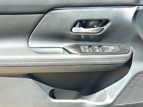 Certified 2025 Nissan Kicks SR FWD image 15