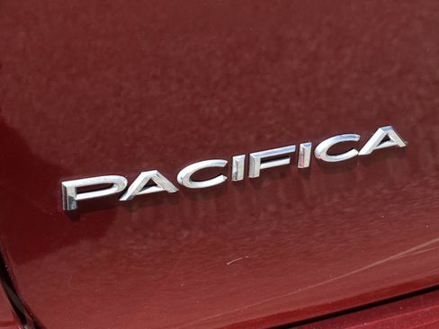 Used 2018 Chrysler Pacifica Touring-L FWD image 50