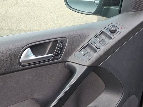 Used 2018 Volkswagen Tiguan Limited w/ Premium Package image 15