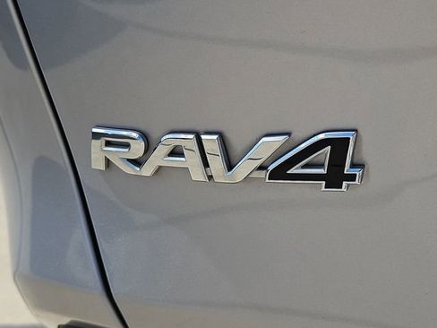 Used 2021 Toyota RAV4 XLE FWD image 10