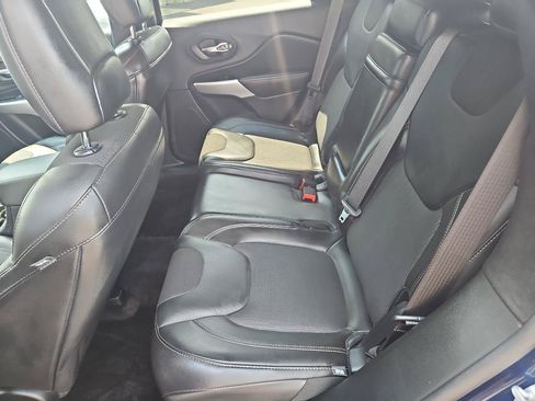 Used 2018 Jeep Cherokee Latitude Plus w/ Cold Weather Group AWD/4WD image 20