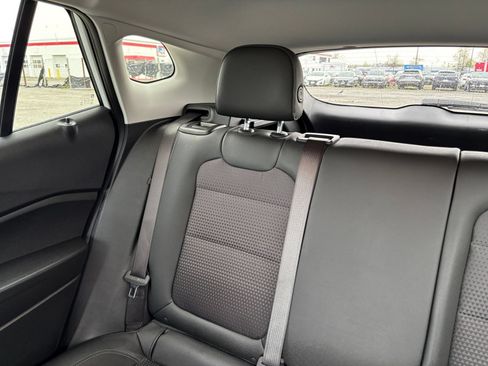 Used 2025 Chevrolet Trax LT FWD image 44