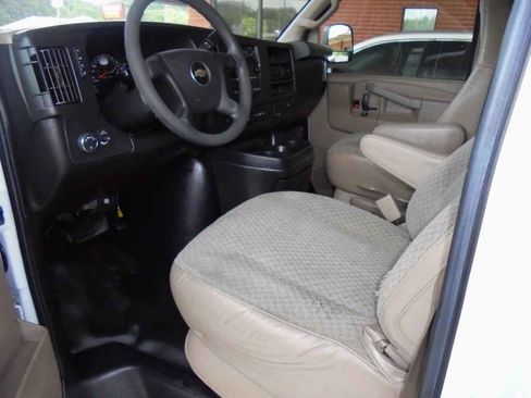 Used 2018 Chevrolet Express 2500 Extended RWD image 8