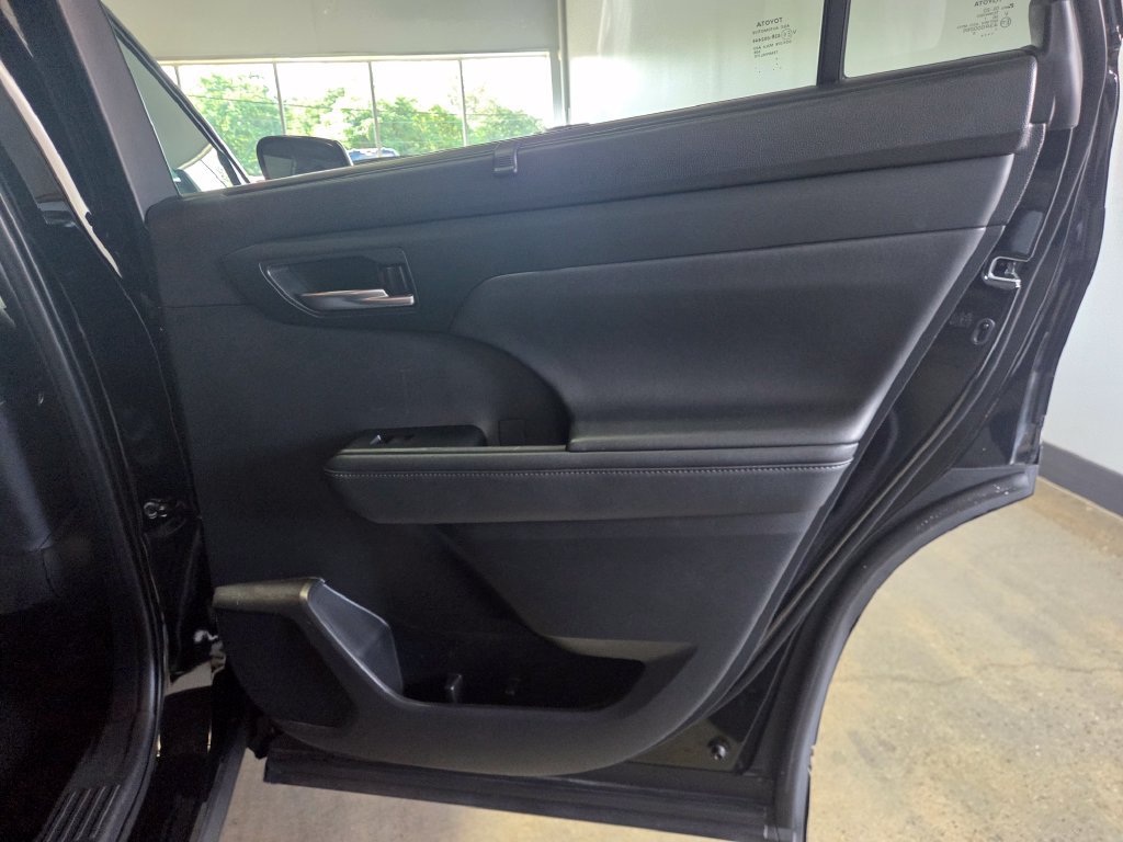 Used 2021 Toyota Highlander XLE AWD/4WD image 20