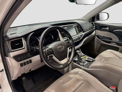 Used 2019 Toyota Highlander Limited w/ Carpet Mat Package (TMS) AWD/4WD image 8