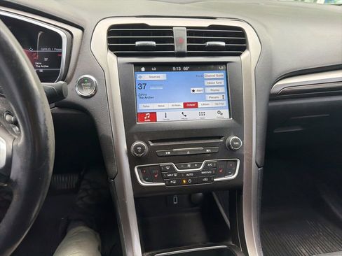 Used 2017 Ford Fusion SE w/ Fusion SE Technology Package FWD image 10