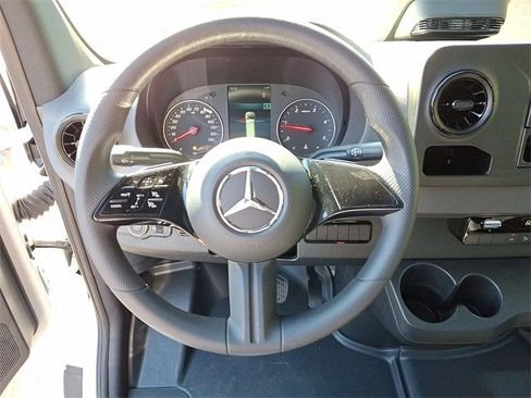 Used 2025 Mercedes-Benz Sprinter 2500 image 18