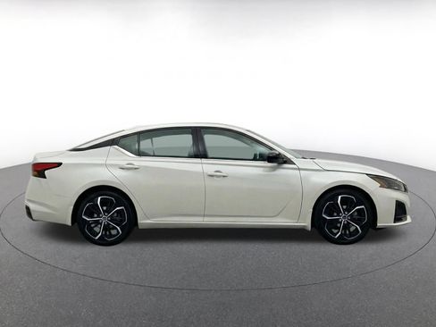 Used 2025 Nissan Altima 2.5 SR FWD image 9
