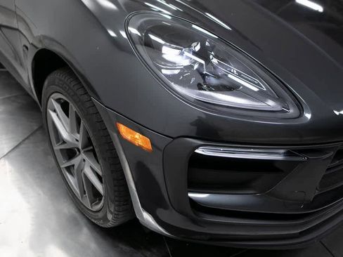 Certified 2022 Porsche Macan image 12