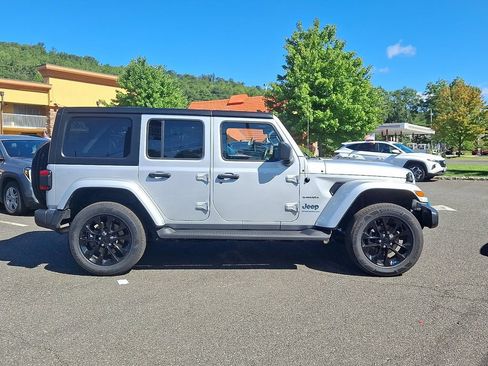 Used 2023 Jeep Wrangler Unlimited Sahara w/ Cold Weather Group AWD/4WD image 8