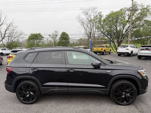 Used 2024 Volkswagen Taos SE AWD/4WD image 2