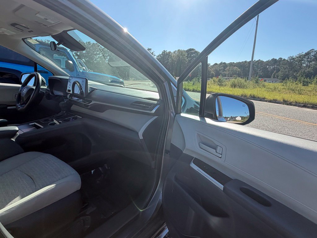 Used 2023 Toyota Sienna LE FWD image 34