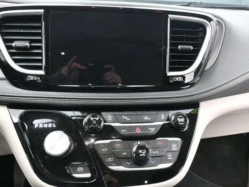 Used 2023 Chrysler Pacifica Touring-L image 17