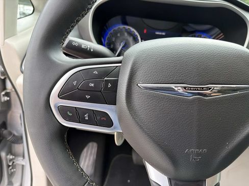 Used 2022 Chrysler Pacifica Touring-L FWD image 27