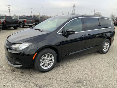 New 2026 Chrysler Voyager LX image 4