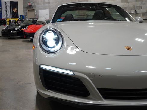 Used 2018 Porsche 911 image 21