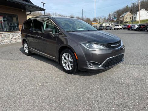 Used 2017 Chrysler Pacifica Touring-L w/ Tire & Wheel Group FWD image 11