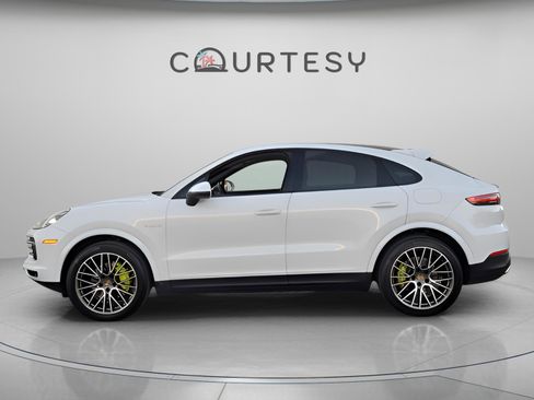 Used 2022 Porsche Cayenne E-Hybrid Coupe image 2