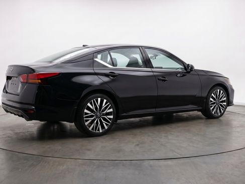 Used 2025 Nissan Altima 2.5 SV FWD image 9