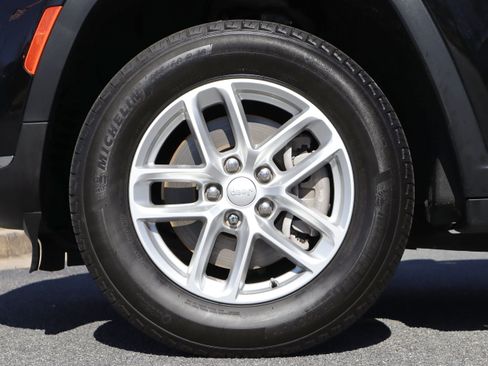 Used 2023 Jeep Grand Cherokee L Laredo image 6