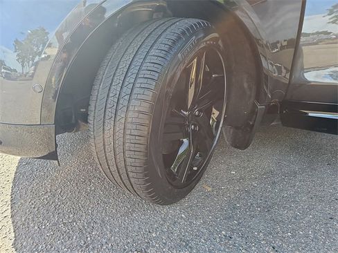 Used 2024 Land Rover Discovery Metropolitan Edition image 35