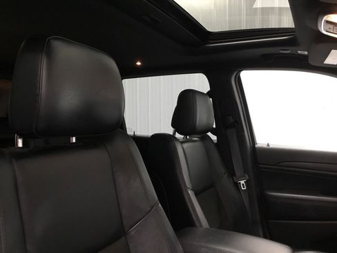 Used 2022 Jeep Grand Cherokee Laredo X AWD/4WD image 23