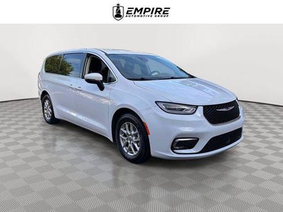 Used 2023 Chrysler Pacifica Touring-L