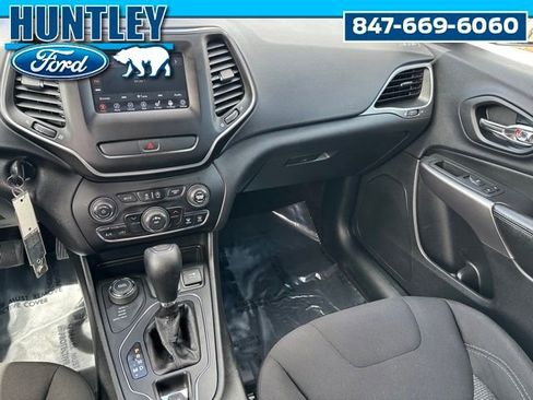 Used 2019 Jeep Cherokee Latitude w/ Cold Weather Group AWD/4WD image 33