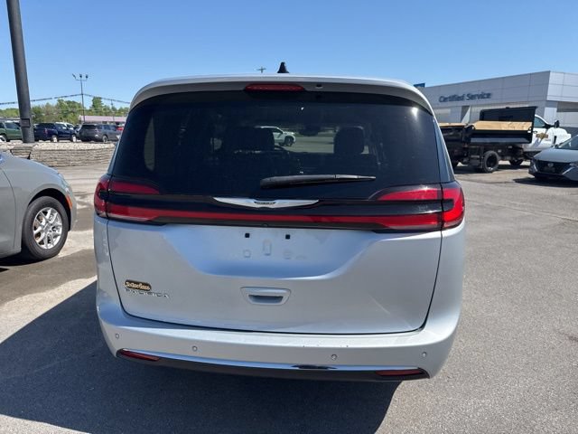 Used 2023 Chrysler Pacifica Touring-L FWD image 8