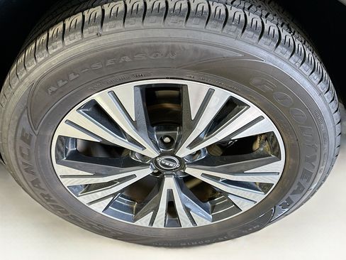 Used 2023 Nissan Rogue SV AWD/4WD image 11