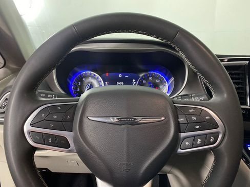 Used 2023 Chrysler Pacifica Touring-L image 13