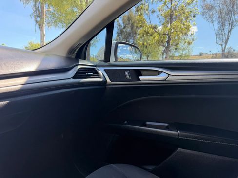 Used 2019 Ford Fusion SE image 24