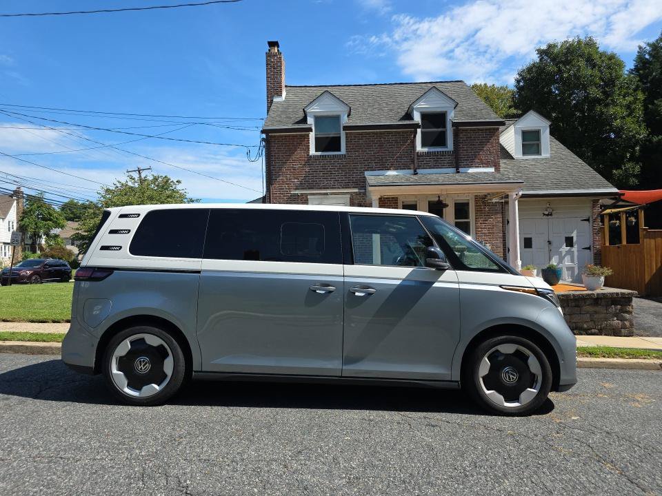 Certified 2025 Volkswagen ID. Buzz Pro S Plus RWD image 2