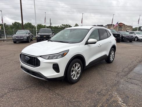 Used 2023 Ford Escape Active w/ Tech Pack #2 AWD/4WD image 3