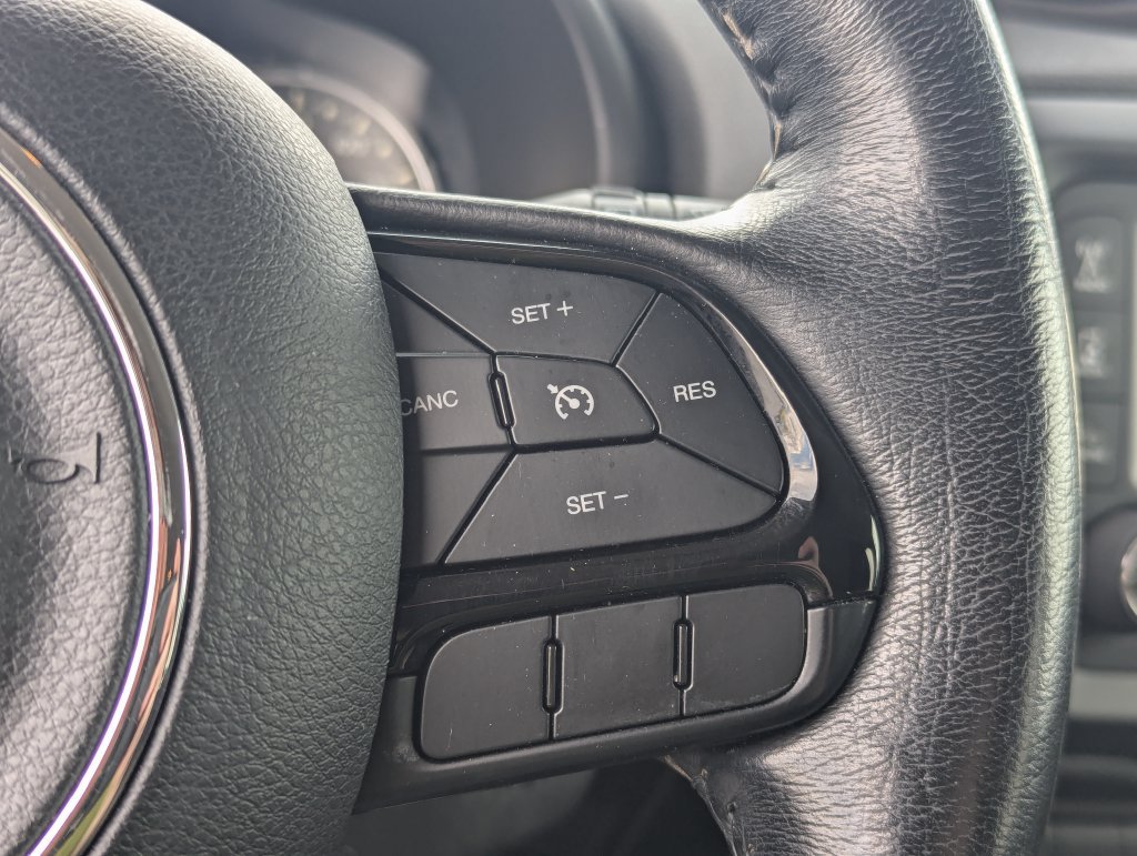 Used 2016 Jeep Renegade Latitude AWD/4WD image 18