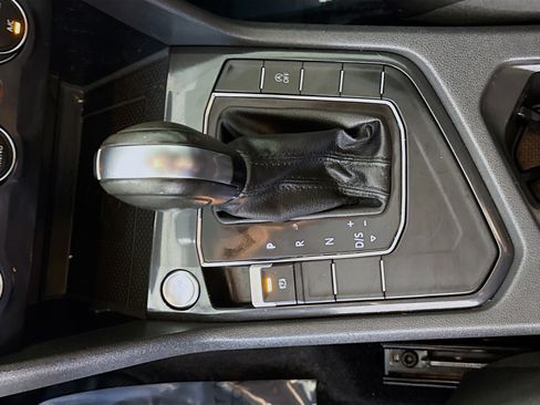 Used 2020 Volkswagen Tiguan SE image 20