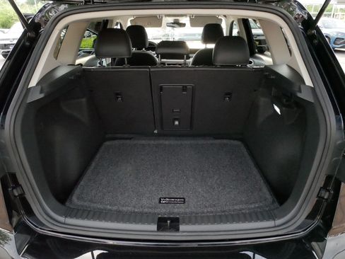 Certified 2025 Volkswagen Taos SE w/ Panoramic Sunroof Package AWD/4WD image 18